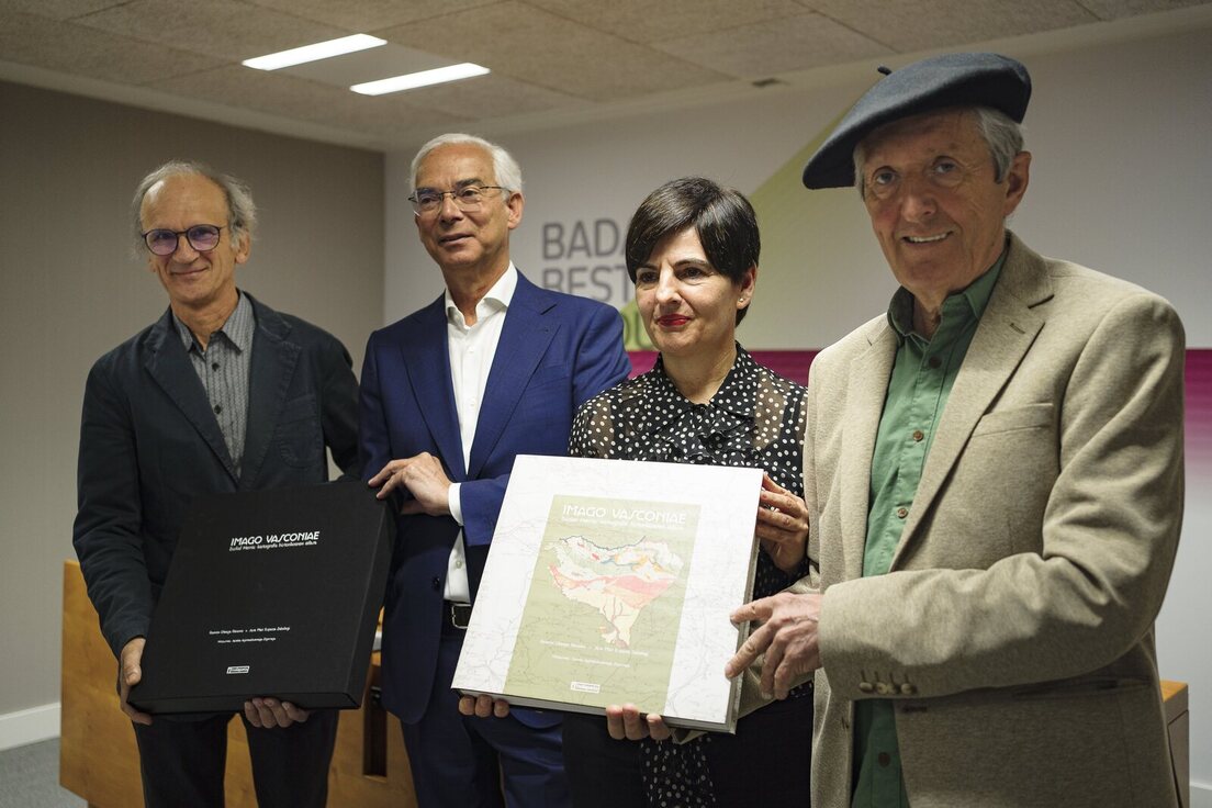 Los autores y la representante de Laboral Kutxa posan con el primer atlas cartográfico de Euskal Herria. 