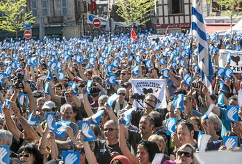 Una abarrotada plaza Paul Bert, en Baiona, celebra el desarme de ETA a manos de los Artesanos de la Paz.
