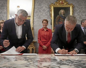Félix Taberna y Ángel Víctor Torres firman el acuerdo en presencia de María Chivite.