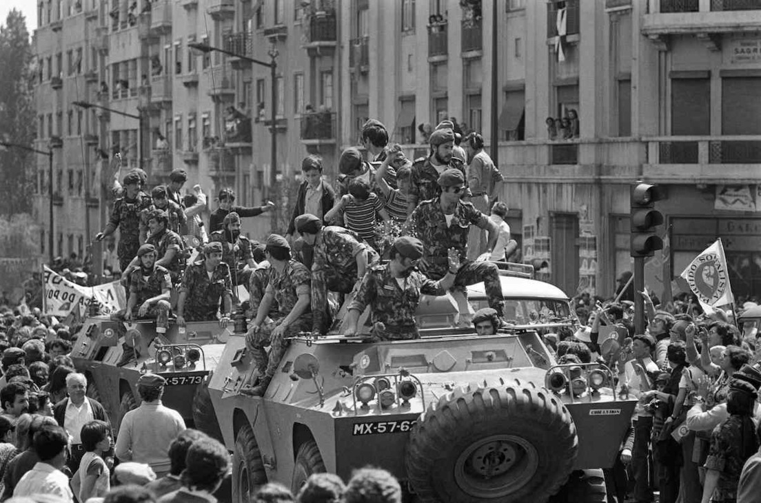 Lisboa, 1 de mayo de 1975, la multitud aclama a los soldados que desfilan en blindados, un año después del golpe que derrocó al fascismo.