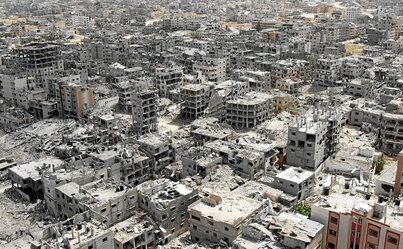La ciudad de Jan Yunis, casi totalmente destruida, en cuyos alrededores Israel quiere desplazar a cientos de miles de personas.