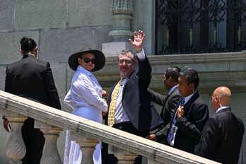 El presidente de Guatemala, Gustavo Arévalo, saluda a la llegada a la ceremonia de sus primeros cien días de gobierno.