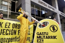 Concentración antimilitarista durante el juicio por una acción de la campaña objeción fiscal. 
