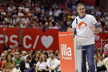 Sánchez se ha enfundado una camiseta con la imagen de Illa para apoyarlo en en el cierre de campaña. 